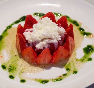 Yoghurtgranité met ‘honingtomaatjes’ en aardbeien