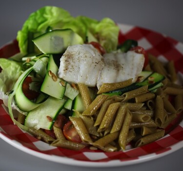 Pasta met kabeljauw en courgette salade