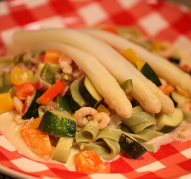 Witte asperges op een zomerse pasta met garnalen