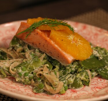 Zalm uit de oven met sinaasappel en groentepasta