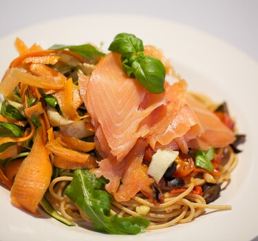 Volkoren spaghetti met gerookte zalm