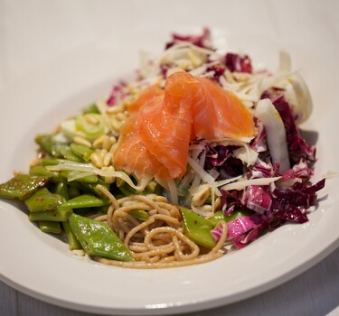 Pasta met snijbonen en luchtige salade