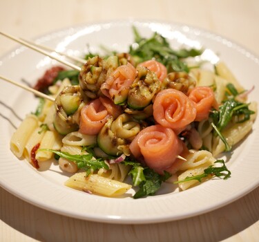 Zalm-courgettespiesjes met pastasalade
