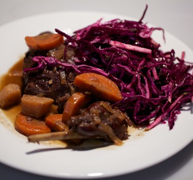 Gestoofde hazenbout met gemarineerde rode koolsalade