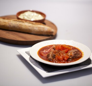 Tomaten coq au vin met saffraanmayonaise