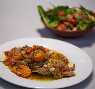 Ossobuco con verdure e insalata di spinaci (ossobuco met groente en spinaziesalade)