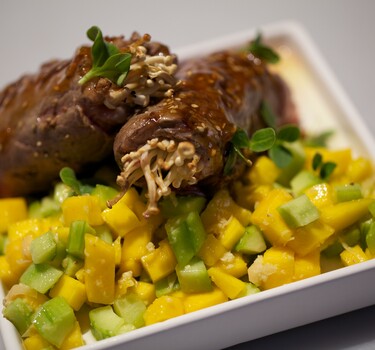 Ribeye-rolletjes met paddenstoelen & mango-komkommersalade