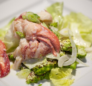 Kreeft met anijssaus en gegrilde romanesco-salade