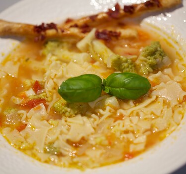 Zuppa di romanesco con grissini (romanescosoep met een soepstengel)