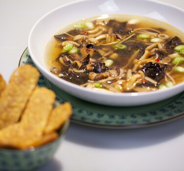 Vegetarische shiitake-bouillon met tempehchips