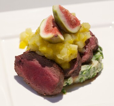 Gemarineerde hertenrugfilet met puree van raapsteeltjes en mangocompote