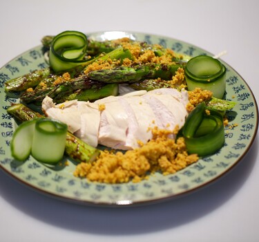 Malse kipfilet met krokante asperges en kerriekruim