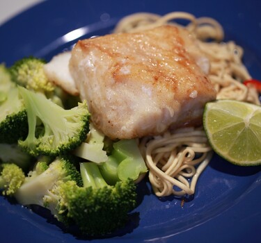 Aziatisch visje met broccolisalade