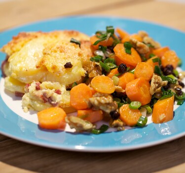 Aardappelgratin met zoete bospeensalade