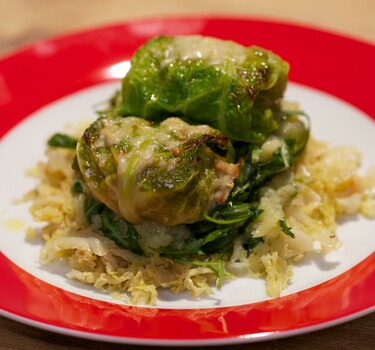 Involtini van groene kool met zoete aardappel-rucolapuree