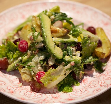 Goed gevulde avocadosalade