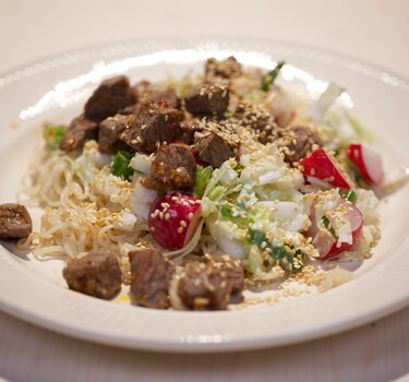 Pittige biefstukpuntjes met Chinese rauwkostsalade