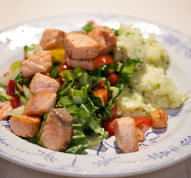 Paksoi-zalmsalade met smeuïge aardappelpuree