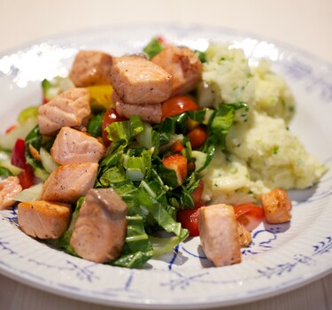 Paksoi-zalmsalade met smeuïge aardappelpuree