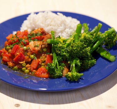 Kippendijenstoof met gegrilde paprika