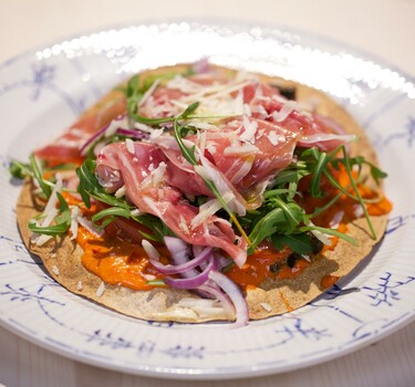 Tortilla-pizzasalade met rode paprikasaus