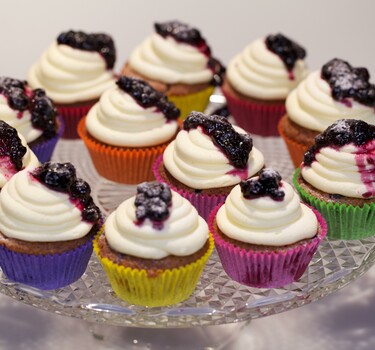 Rood fruit-cupcakes met roomkaas