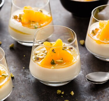 Midden-Oosterse melkpudding met gekonfijte mineola, pistachenootjes en vanille