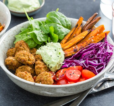 Falafelbowl met zoete aardappel, rode kool en avocado-korianderdressing