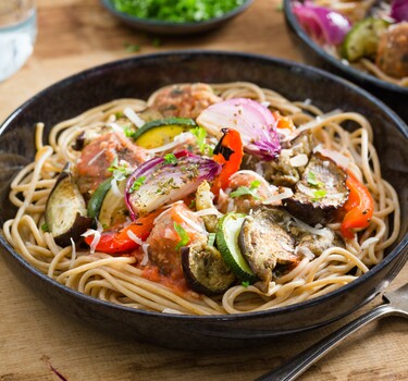 Spaghetti met saus van geroosterde groenten en gehaktballetjes