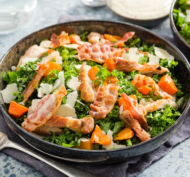 Winterse Caesarsalade met boerenkool, pompoen en gegrilde kip