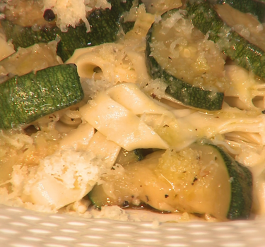 Zelfgemaakte pasta met gebakken courgette en pecorino pepata