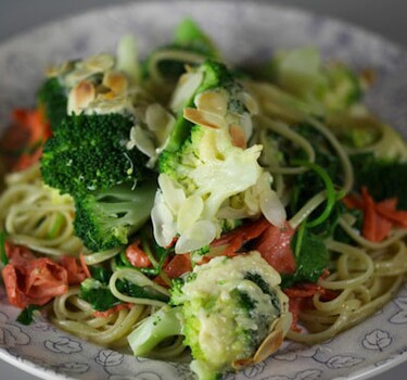 Linguine met gerookte zalm en rucola