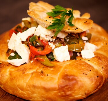 Pikante groente in Turks brood