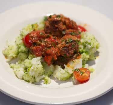 Groentestamp met balletjes in tomatensaus