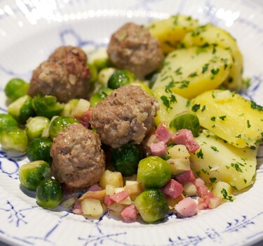 Spruitige kindervrienden met gehaktballen