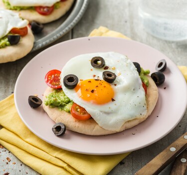 Ontbijtpizza met avocado en spiegelei