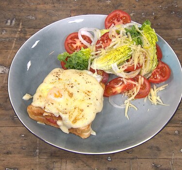 Sunny side up tosti met salade