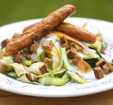 Wortel-aspergesalade met merquezworstjes