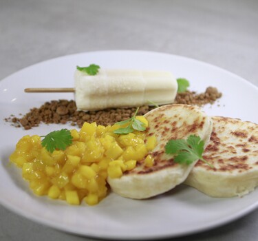 Kulfi met melkchocoladecrumble, mangocompote en naanbrood