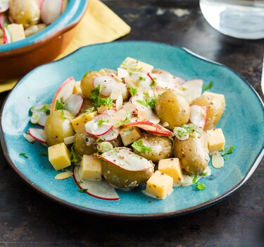 Zacht-pittige aardappelsalade met graskaas