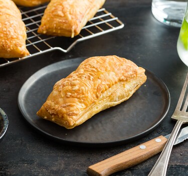 Homemade kaasbroodjes met tomatendip