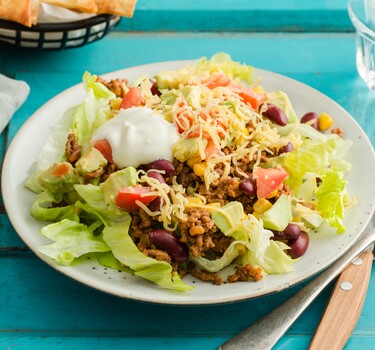 Mexicaanse salade met gehakt, bonen, avocado, homemade tortillachips en graskaas