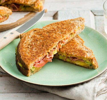 Pantosti met bacon, avocado, tomaat en graskaas