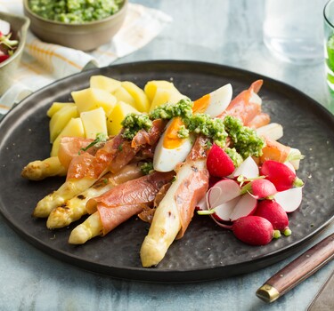 Asperges met ham en pesto van radijsblad