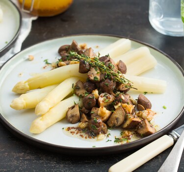 Sporten zoals dat Spin Geroosterde witte asperges met paddenstoelen, tijm en walnoten - 24Kitchen