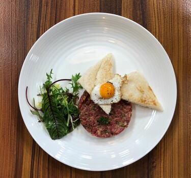 Steak tartare: bavette met gebakken kwartelei