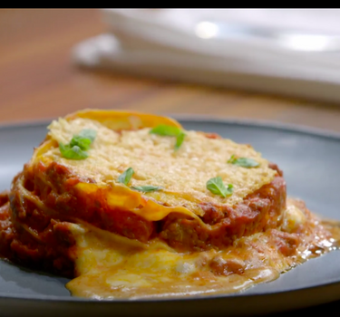 Lasagne met een Parmezaankoekje, bolognaisesaus en mozzarella