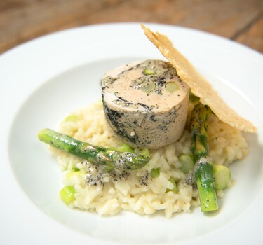 Rouleau van scharrelkip, risotto, Parmezaankletskop en lichte truffeljus