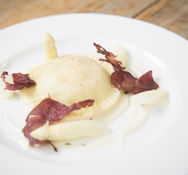 Ravioli met ei en asperges, aspergebechamel en lamsham