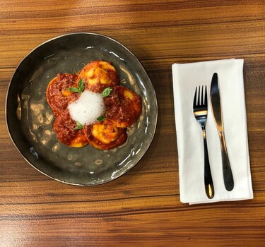 Ravioli met ricotta, sinaasappel, nootmuskaat en tomatensaus